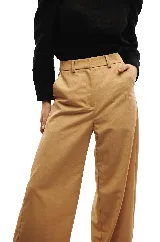 Pantalón de vestir color arena, de corte ancho y tiro alto, con bolsillos laterales.