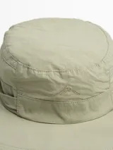 Gorro tipo bucket de tela técnica color gris oscuro, con ala ancha y cordón ajustable para el mentón. Presenta un pequeño logo bordado en el frente que simula una montaña.