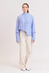 Pantalón de jean color beige, corte ancho, con bolsillos cargo laterales y traseros.