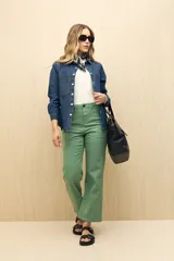 Pantalón verde de tiro alto y corte recto, con bolsillos frontales grandes.