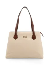Cartera tipo tote confeccionada en cuero color crema, con asas de mano color marrón. Presenta logo metálico dorado en el frente, cierre central, división interna con cierre, bolsillo interior con cierre y bolsillo exterior con cierre. Forro textil.