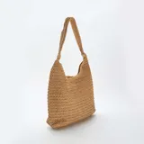 Bolso grande de paja color beige con asa de hombro tejida.