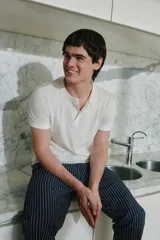 Conjunto de pijama para hombre, compuesto por una remera blanca de manga corta y un pantalón largo azul marino a rayas verticales blancas.
