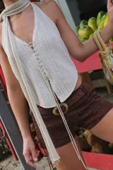 Bufanda larga de tejido de punto color crudo, con terminaciones desflecadas.