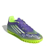 Championes de fútbol 5 Adidas F50 Club en color violeta con detalles en verde lima. Presentan una parte superior sintética con gráficos de velocidad, cierre de cordones y suela de goma con tapones pequeños optimizada para canchas de césped sintético.