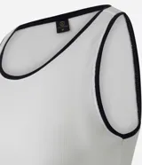 Musculosa de breteles anchos, confeccionada en Rib de algodón y modelo regular. Posee cuello redondo y acabado contrastante.