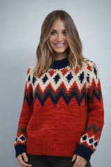 Sweater de lana merino color crema con cuello alto y diseño con motivos geométricos en amarillo, naranja, violeta y negro.