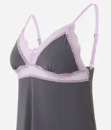Conjunto de pijama corto gris con detalles de encaje lila, compuesto por un top de breteles finos y un short con cintura elástica.