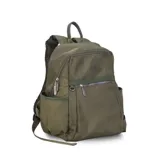 Mochila verde militar de nylon con apertura superior con cierre y tiradores metálicos. Incluye bolsillos internos, bolsillo con cierre metálico al frente, correa corta de mano y correas de galón regulables para colgar en la espalda.