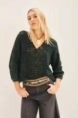 Sweater tejido de algodón color marrón claro, con escote en V y mangas 3/4 amplias.