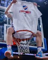 Camiseta blanca de edición limitada conmemorativa del campeonato de la Liga Uruguaya de Básquetbol 2024 obtenido por el Club Nacional de Football. Presenta el escudo del club, el logo de Umbro y la inscripción "¡CAMPEONES!" en el frente.