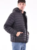 Campera puffer color marrón con capucha y cierre frontal. Diseño acolchado horizontal.