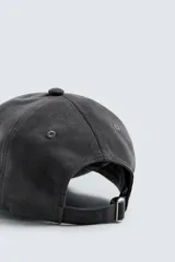 Gorra de béisbol gris oscuro de algodón con acabado aterciopelado y ajuste trasero.