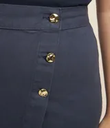 Short pollera azul marino de sarga de algodón, con tres botones dorados en el frente. Corte evasé.