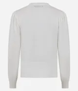 Cardigan blanco de punto, con escote en V, manga larga con detalle de botones perlados en los puños y cierre frontal de botones perlados. Presenta un canesú liso y un borde inferior acanalado.