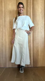 Pollera midi de jean celeste con corte en A y cintura elastizada.