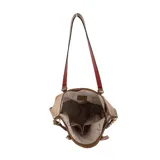 Bolso tipo tote de cuero sintético color marrón, con doble asa de hombro y correa bandolera extraíble. Tiene un aplique metálico dorado con forma de labios y el logo de la marca grabado en el frente.
