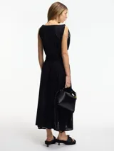 Vestido túnica largo color bordó, de corte amplio, con cuello redondo y bordados en cuello y sisas. Incluye lazo ajustable en la cintura.