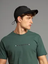 Gorro de béisbol negro con logo de la marca Rusty estampado en el frente.