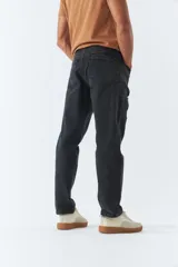 Pantalón de jean negro de corte slim cropped, con bolsillos y presillas para cinturón.