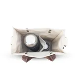 Bolsa matera de tela canvas color beige, con bolsillo frontal, división interna para termo y mate. Incluye correa de galón desmontable y asa de mano removible con broches.