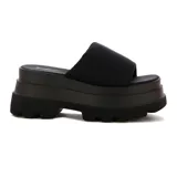 Sandalias negras con plataforma y tira ancha.