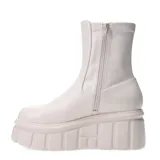 Botas de caña media color negro de cuero sintético con plataforma track y elástico en los laterales.