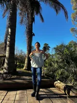 Musculosa de algodón con estampado a cuadros vichy en tonos celeste y amarillo, con breteles finos y detalle de volados en el ruedo.