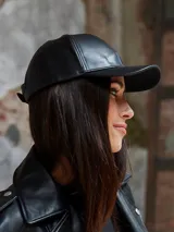 Gorro visera de eco cuero, disponible en varios colores con diseño moderno.