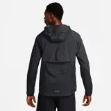 Campera deportiva Nike Windrunner para hombre, color negro con logo reflectivo en el pecho y capucha.