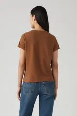 Remera color marrón con bolsillo en el pecho con bordado de flores y texto.