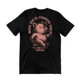 Remera negra de algodón con estampa en la espalda de un cerdo silbando, rodeado por la frase "Difícil que el chancho chifle" y el logo "Emexem".