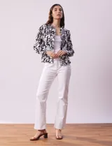 Chaqueta de lino estampada en blanco y negro, marca Zac & Rachel. Cuello a la base y abertura central con botones. Delantera con bolsillos.
