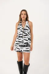 Chaleco blanco con estampado de peces negros, espalda abierta y confeccionado en lino imperial.