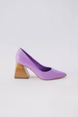 Zapatos de tacón color mostaza de cuero, con punta fina y tacón cuadrado forrado en cuero tipo madera.