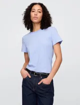 Remera de mujer color rosa pálido, de manga corta y cuello redondo.
