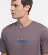 Remera deportiva gris con inscripción azul en el pecho, de corte clásico y manga corta.