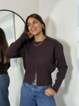 Sweater marrón de punto con cuello redondo y cierre frontal con cremallera.