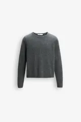 Jersey de punto liso color gris confeccionado en 100% lana. Tiene cuello redondo, manga larga y acabados en rib.