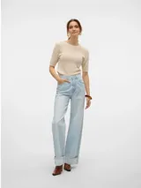 Pantalón jean celeste claro, de corte wide leg, tiro alto y largo extra. Confeccionado en denim de sarga con mezcla de algodón y elastano. Diseño clásico de cinco bolsillos con cierre de botón y cremallera.