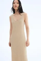 Vestido midi color beige de punto acanalado, con breteles finos, escote en U en delantero y espalda, corte ajustado y tajo trasero.