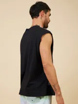 Musculosa negra de algodón con logo bordado en el pecho.