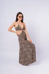 Vestido largo blanco con escote en V, abertura en la cintura y breteles finos.