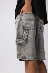 Bermuda de jean celeste, corte mom y estilo carpintero, con bolsillos laterales y traseros.