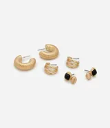 Set de aros dorados con diferentes diseños: aros tipo argolla acanalada, aros tipo argolla triple y aros tipo botón con aplique de piedra negra.