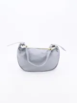 Cartera tipo baguette color gris claro, con cierre superior y asa corta.