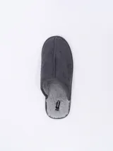Pantufla gris oscuro con diseño cómodo y forro interior suave.