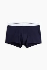 Pack de tres calzoncillos tipo trunk de punto elástico, color azul marino, gris y blanco. Con cintura elástica con logo y tecnología Lycra® Xtra Life™.