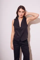 Chaleco negro con escote en V y cierre frontal con botones.