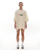 Remerón color crema de corte holgado con estampa de vaca corriendo.